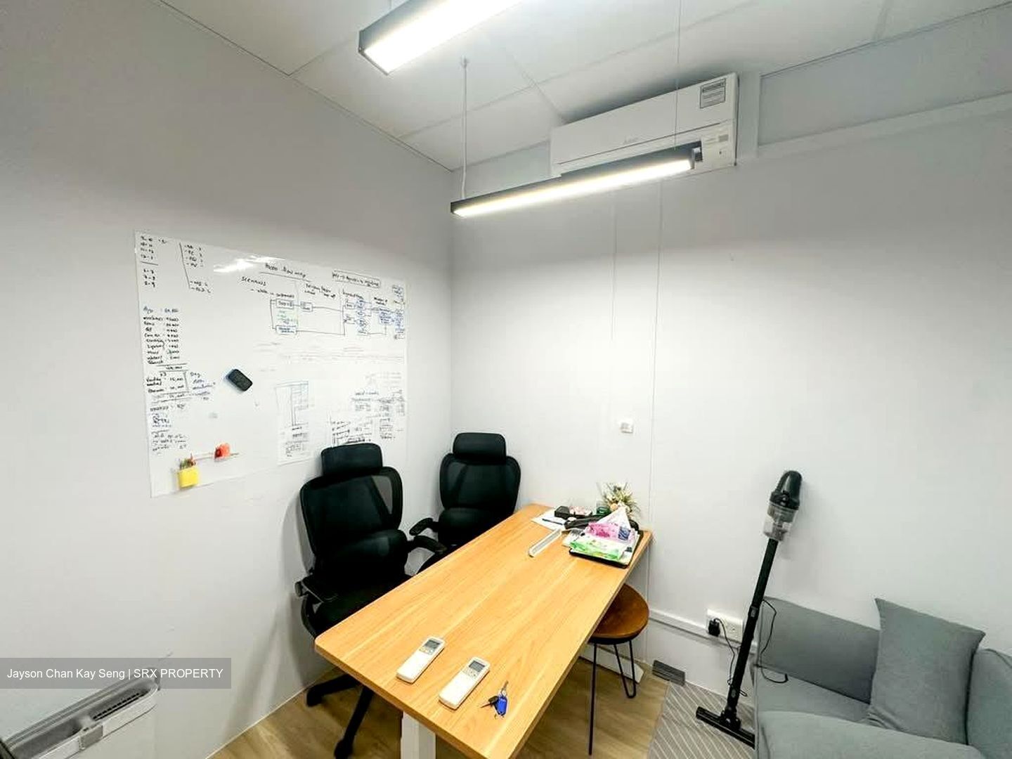 Jurong Gateway Road (D22), Office #577738231